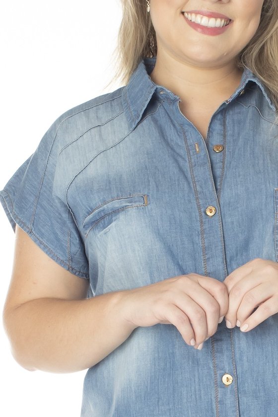 9118AR00 Camisa Jeans Feminina Plus Size com Recortes (Detalhe)