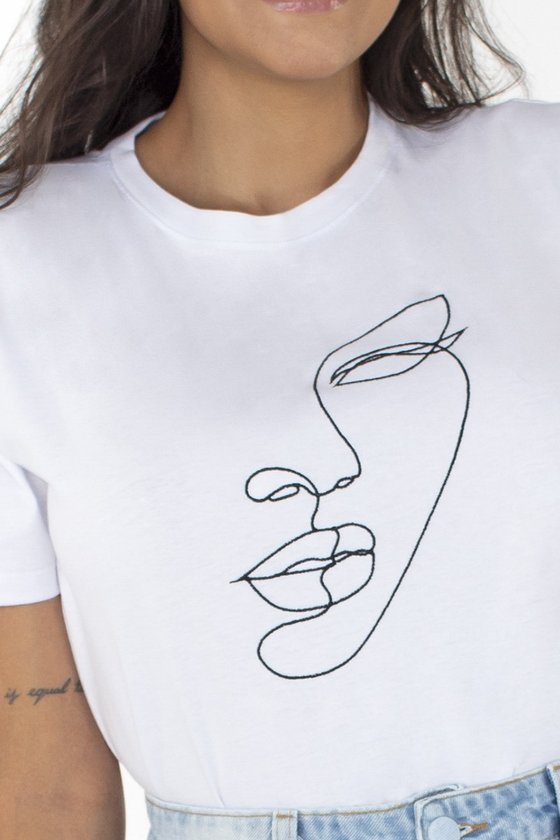 44212101002 T-shirt Feminina Face Minimalista Branca (Detalhe)