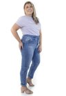 1121AR00  Calça Jeans Mom Plus Size (Lateral 1)