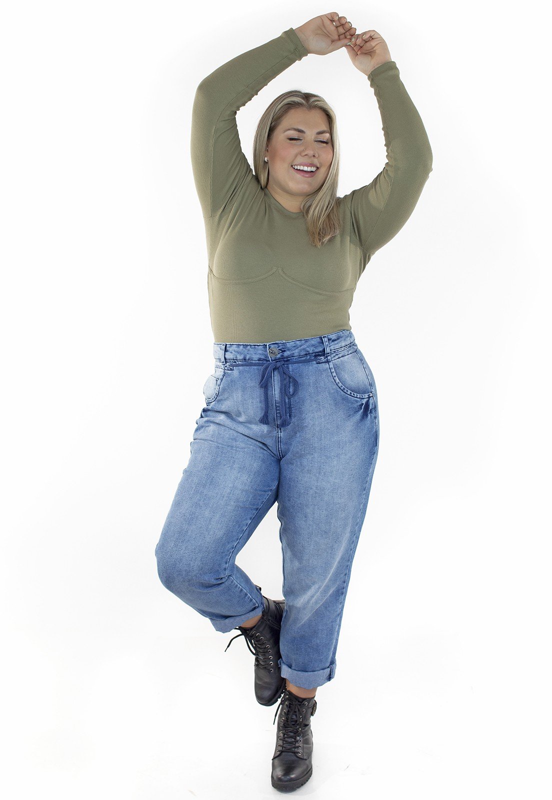 Calça Jeans Mom com Cadarço Plus Size