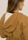 07 jaqueta parka jeans forrada com capuz caramelo